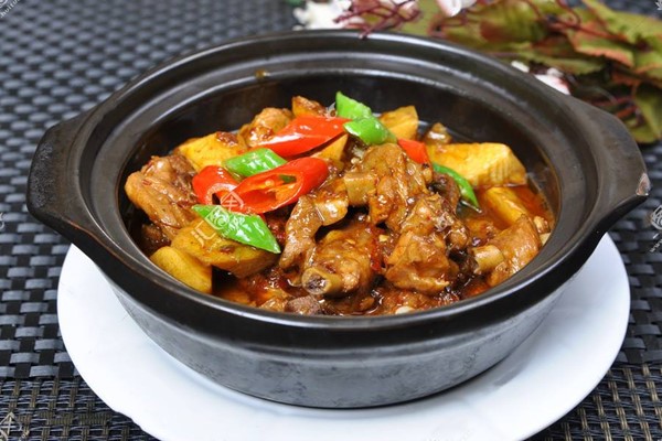 鸡公煲加盟选哪家好？现在开店有优势吗？(图1)