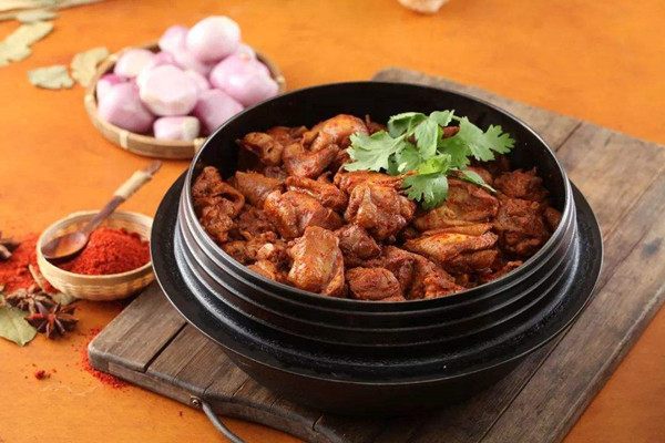 鸡公煲用的什么鸡肉？是土鸡？还是三黄鸡？(图1)