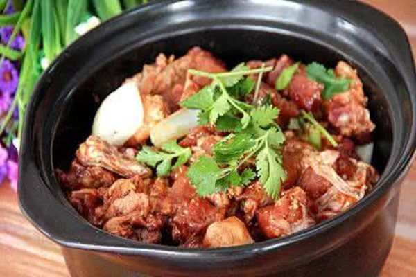 辣不哆鸡公煲吃起来香浓扑鼻，回味无穷