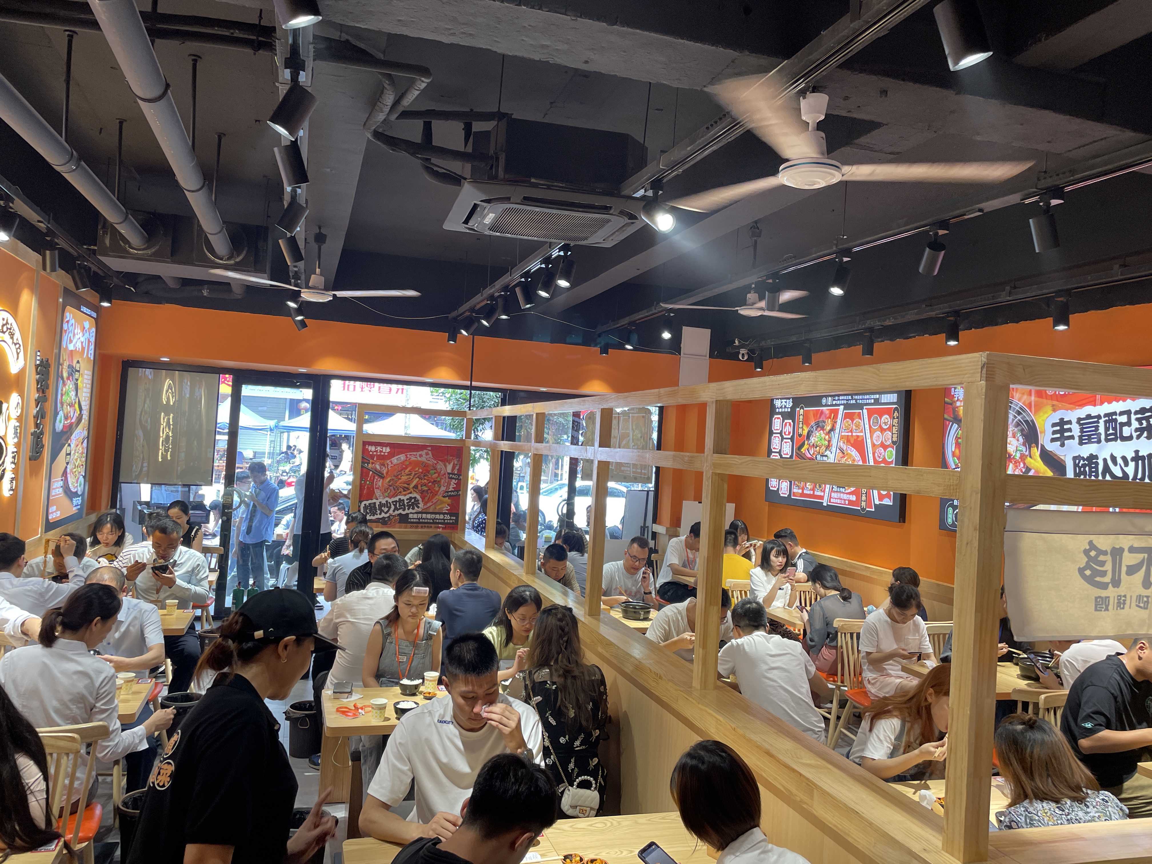开一家特色鸡公煲加盟店，自己做好还是加盟好？(图2)
