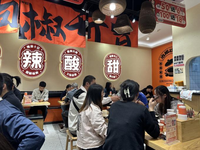 重庆鸡公煲加盟店电话：美味与商机的连接(图1)