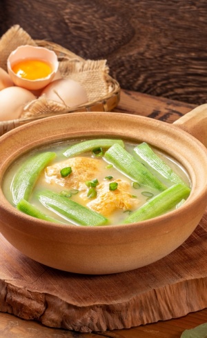 砂锅丝瓜煎蛋汤